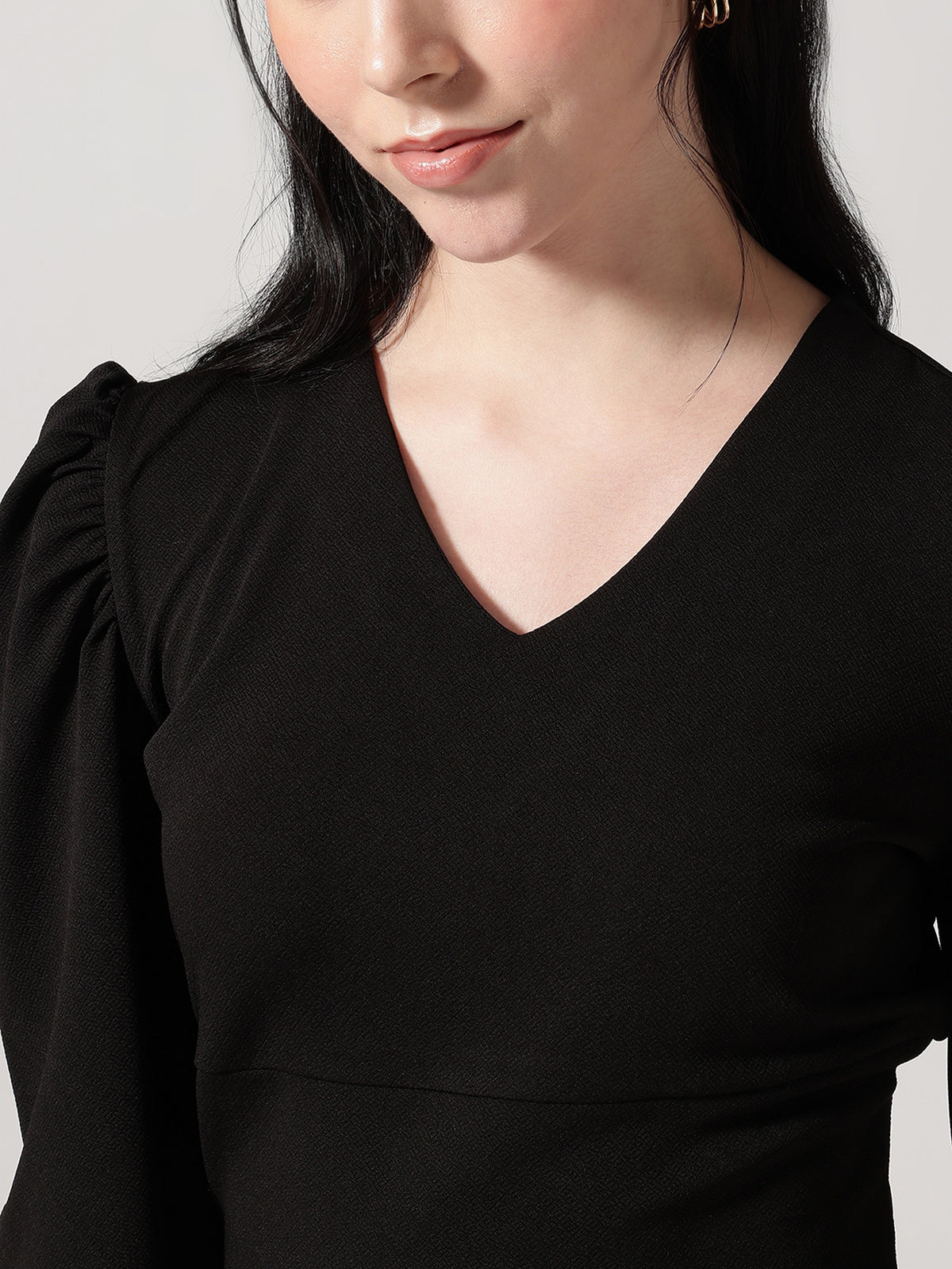 Black Solid V-Neck Puffed Sleeves Crop Top