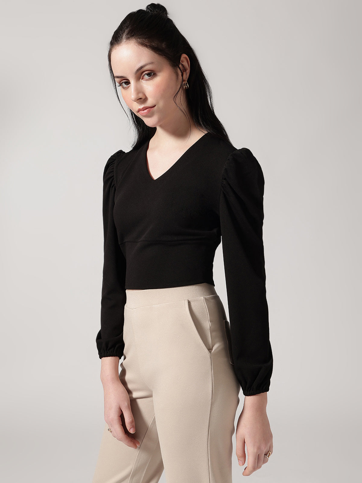 Black Solid V-Neck Puffed Sleeves Crop Top
