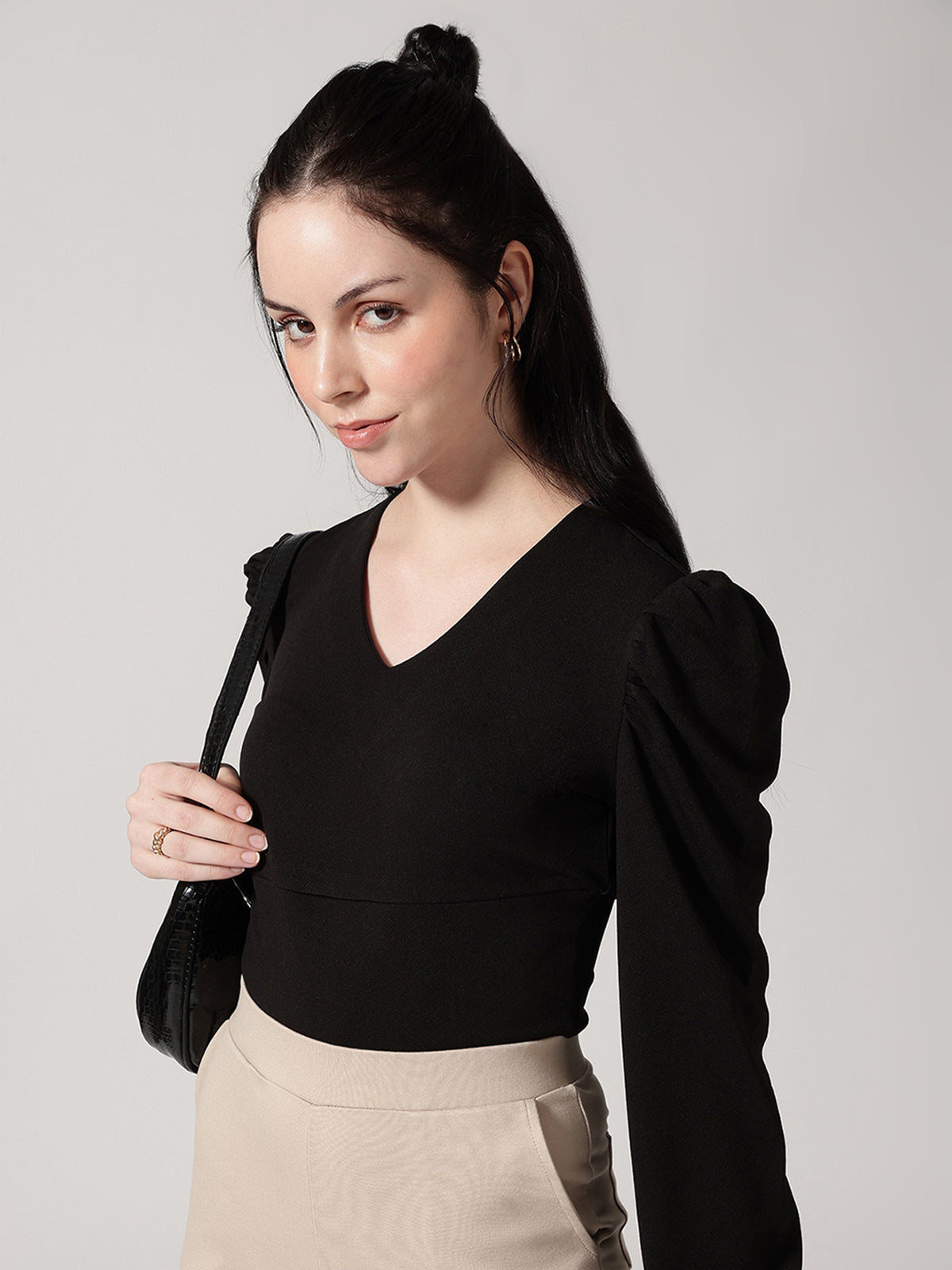 Black Solid V-Neck Puffed Sleeves Crop Top